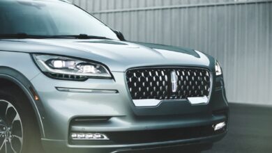 The front of a gray 2023 Lincoln Aviator midsize luxury SUV.